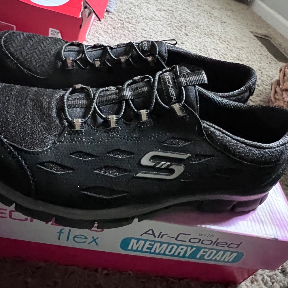 Sketchers Full Circle woman’s shoes- excellent cond- size 8